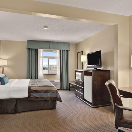 Wingate By Wyndham Pueblo Hotel Екстериор снимка