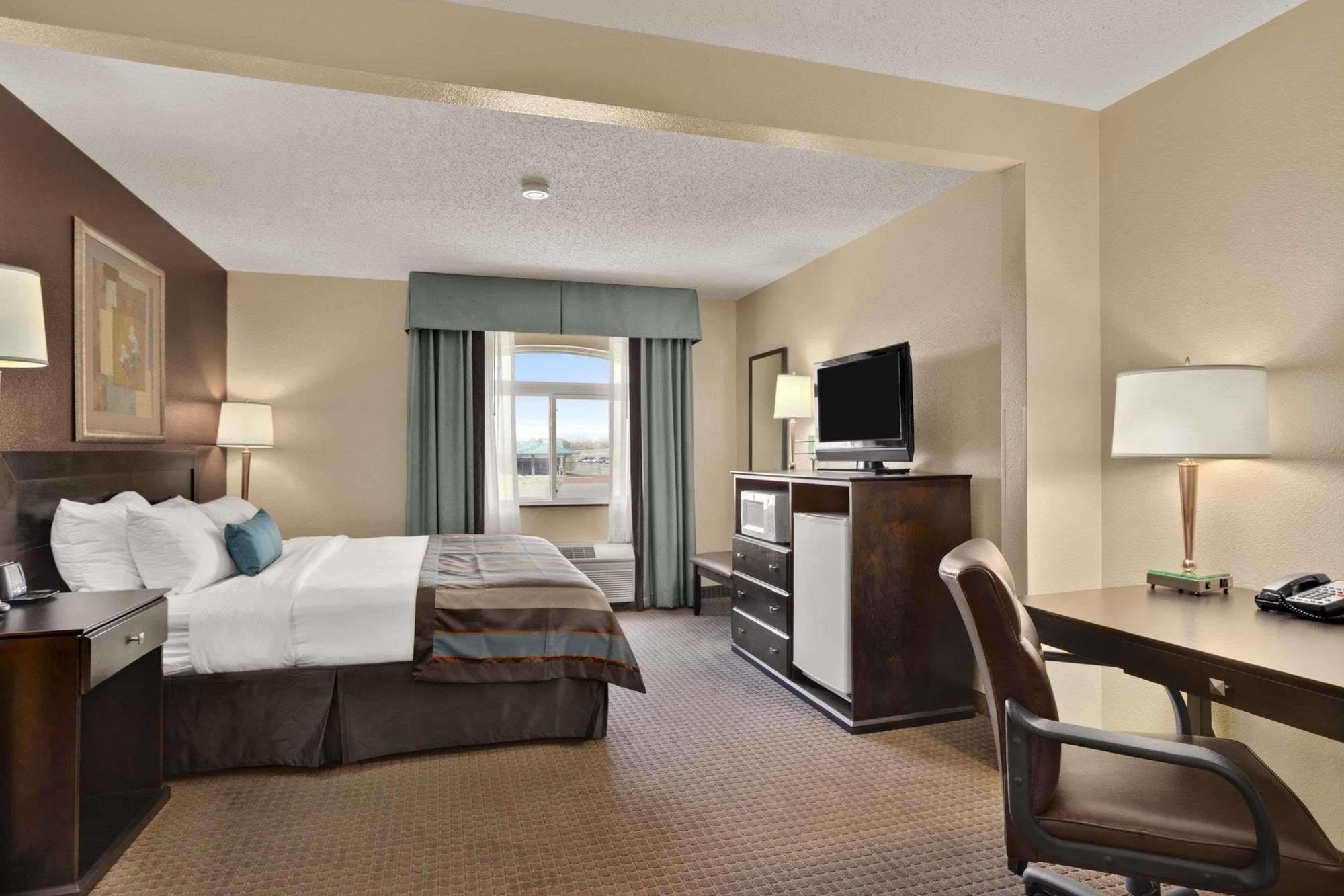 Wingate By Wyndham Pueblo Hotel Екстериор снимка